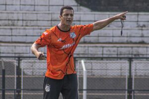 Júnior Rocha não é mais o técnico da Inter; Felipe Conceição assume