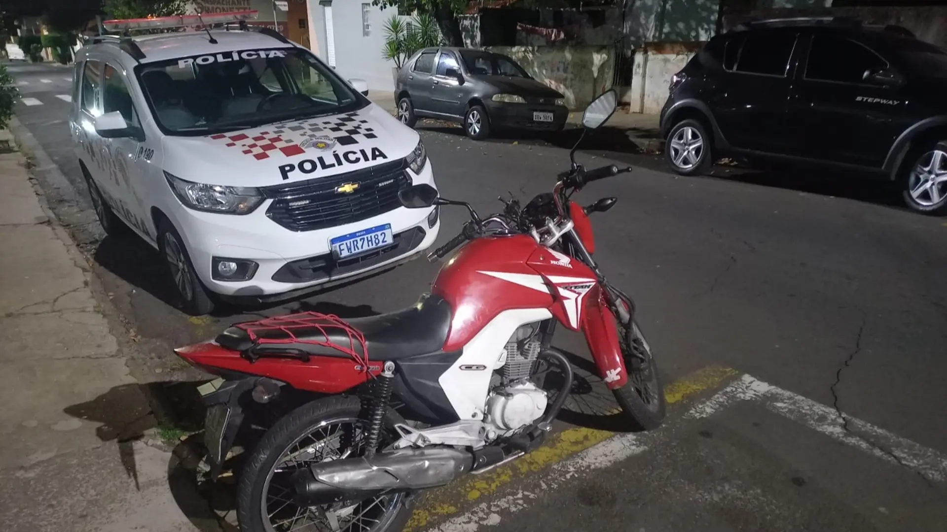 Ladrão chega armado em posto, abastece moto e leva fardo de cerveja e salgadinho