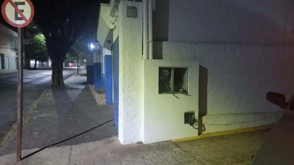 Ladroes-tentam-furtar-fios-de-clinicas-e-causam-incendio-no-Jd.-Mercedes-2