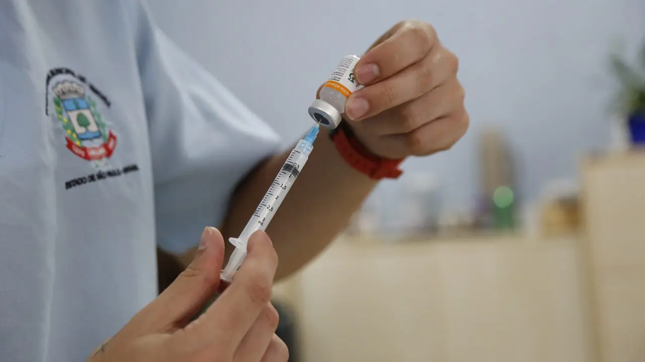 Limeira aguarda novas doses para retomar vacinação de maiores de 12 anos