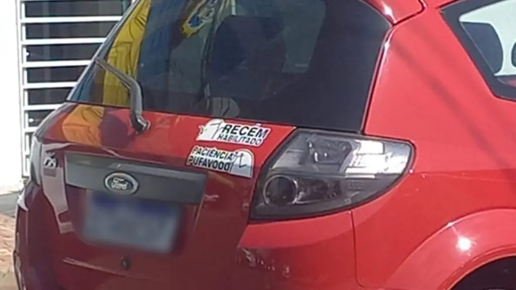 Moto-fica-presa-em-para-choque-de-veiculo-em-acidente-no-Centro-2