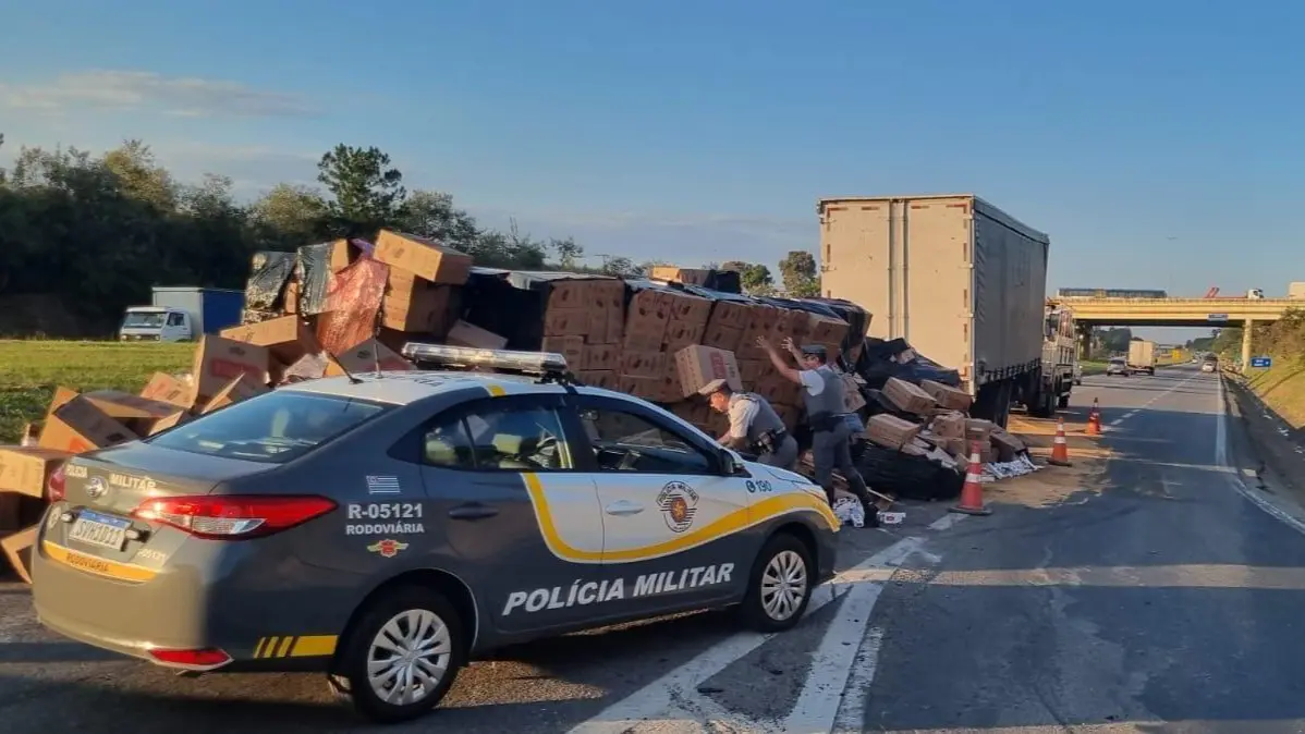 Motorista-e-preso-apos-tombar-carreta-com-mais-de-300-mil-cigarros-contrabandeados