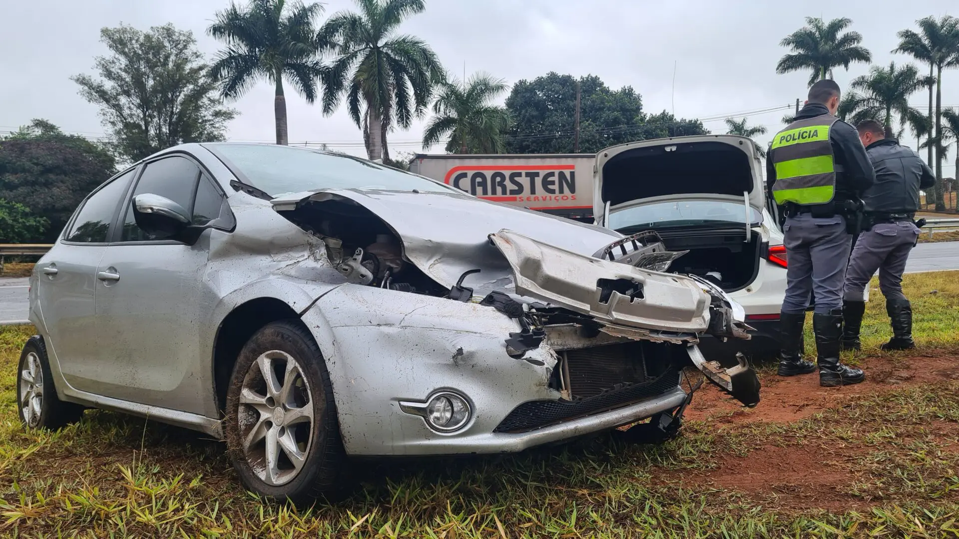 Mulher perde controle de carro e sofre acidente na Limeira-Mogi Mirim