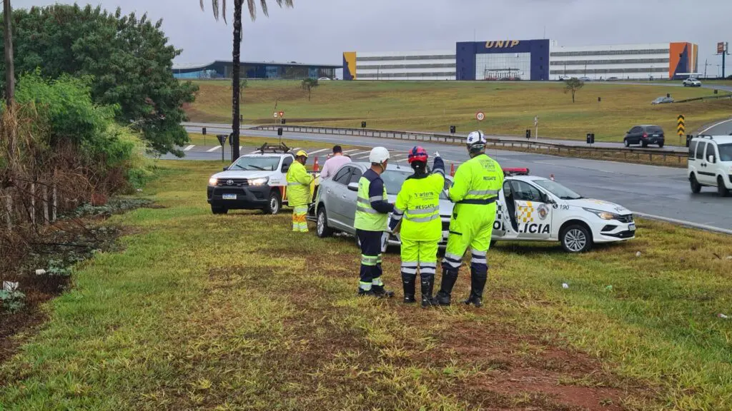 Mulher-perde-controle-de-carro-e-sofre-acidente-na-Limeira-Mogi-Mirim-2