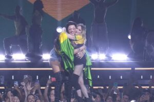 Show-de-Madonna-no-Rio-teve-simulacao-de-sexo-beijo-gay-e-mais