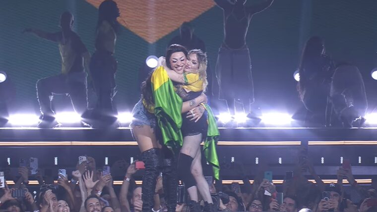 Show-de-Madonna-no-Rio-teve-simulacao-de-sexo-beijo-gay-e-mais