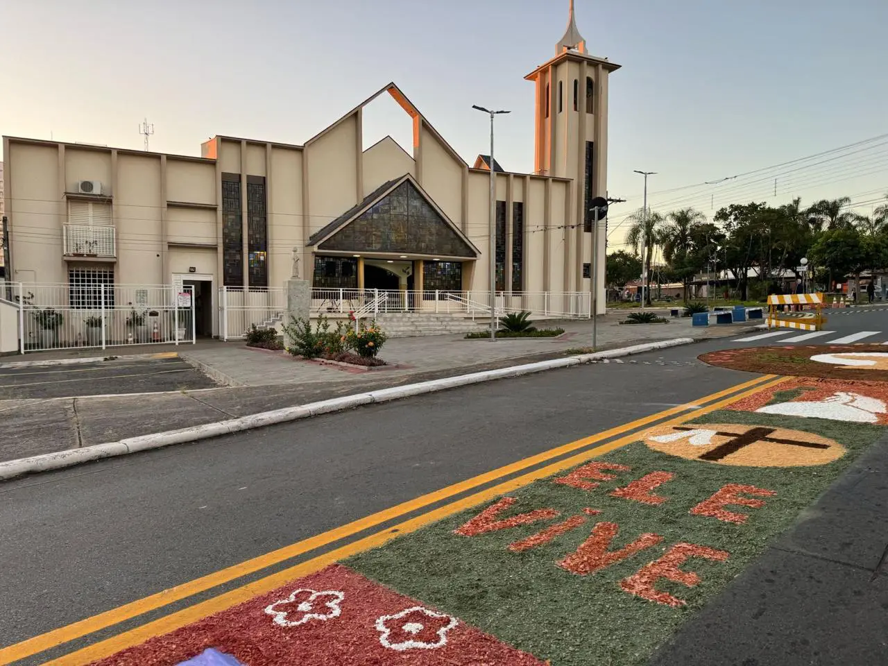 Amor a Jesus: fiéis enfrentam frio para confecção dos tapetes de Corpus Christi em Limeira