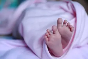 Urgente pais de bebê de 2 meses são presos em Limeira por suspeita de espancar criança