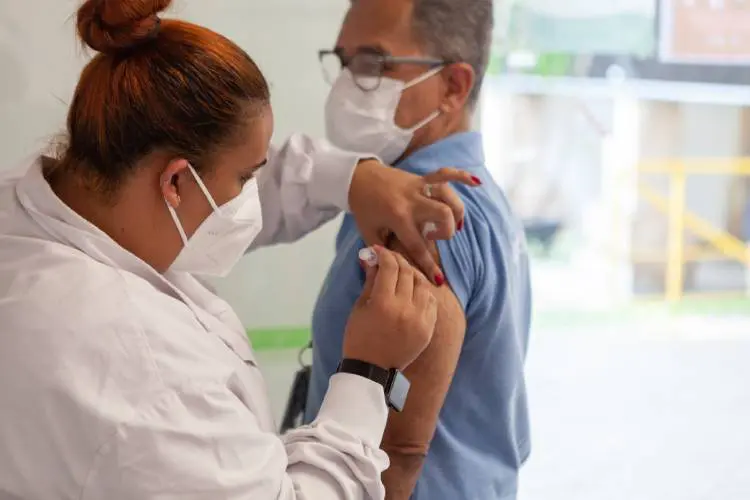 Entenda a importância de se vacinar contra a gripe dentro do prazo Estratégia é imunizar população mais vulnerável ao vírus, como idosos e crianças, antes da chegada do inverno, período em que a circulação da influenza aumenta consideravelmente