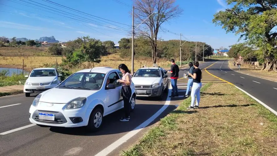 Blitz-orienta-motoristas-de-Limeira-sobre-descarte-de-residuos-e-prevencao-as-queimadas