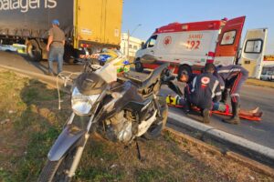 Capacete de motociclista racha com impacto de acidente em Limeira (1)