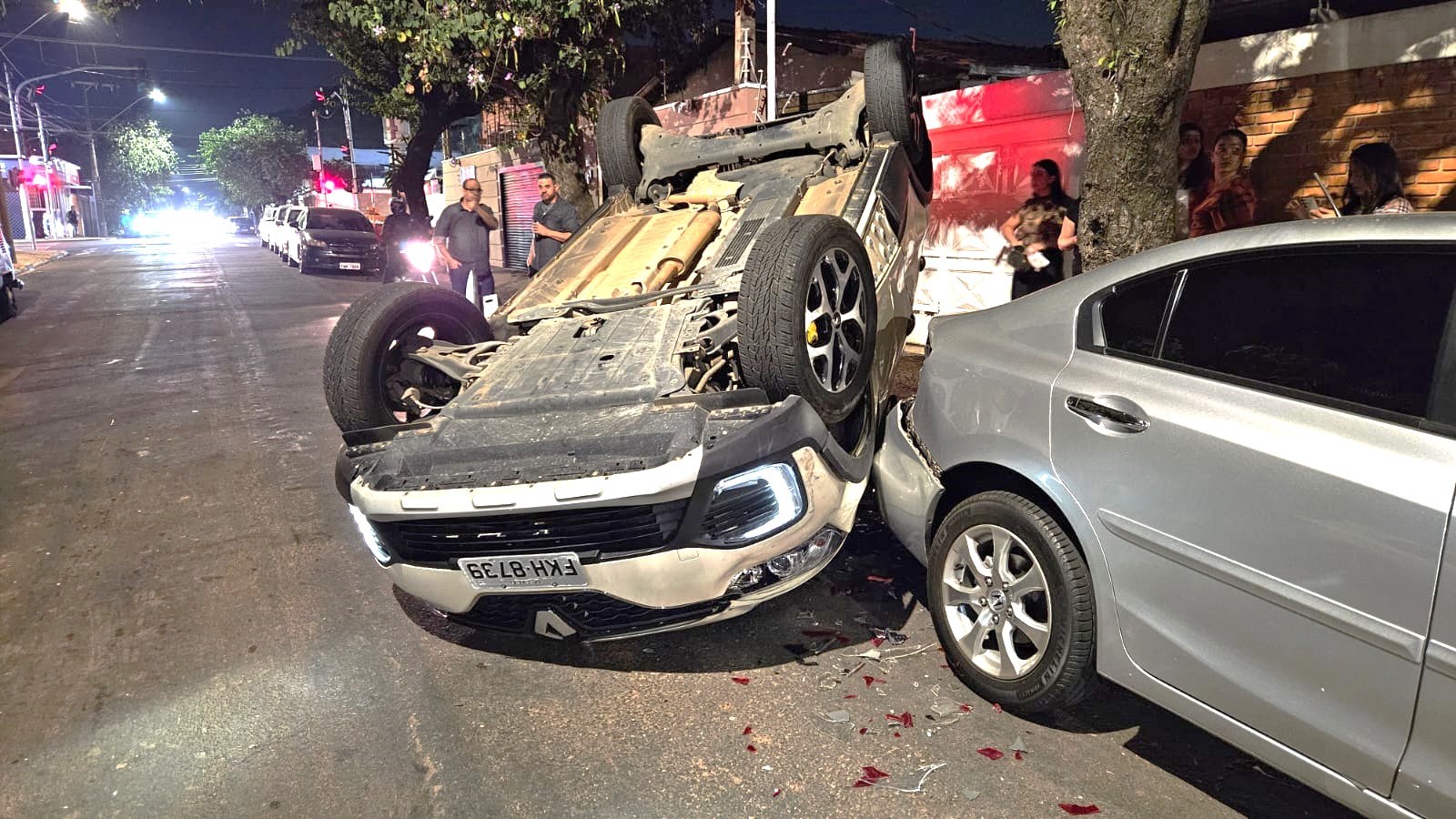 Carro capota e motorista foge na Vila São João, em Limeira