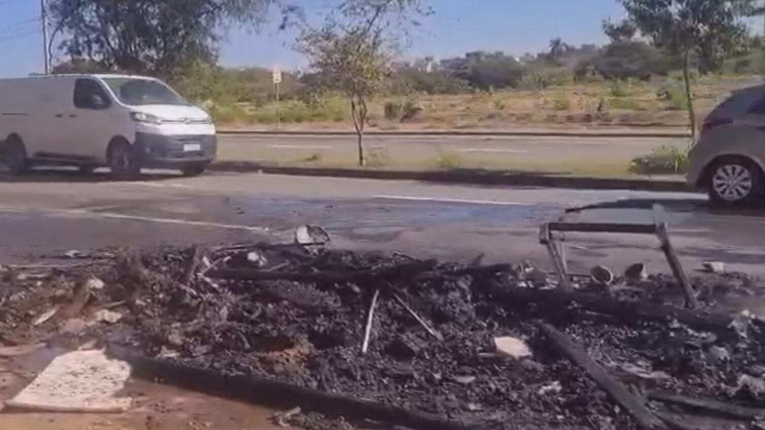 Carroceria-de-caminhao-pega-fogo-no-Anel-Viario-em-Limeira