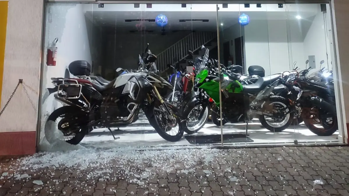 Criminosos-tentam-furtar-motos-de-loja-na-Av.-Laranjeiras-e-tres-acabam-detidos