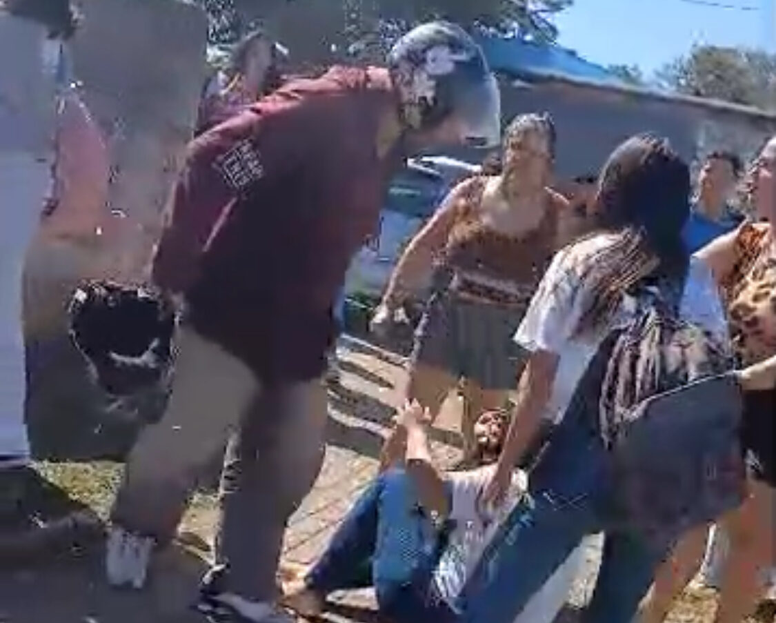 Estudante agredida com capacete veja momento que homem é preso em Limeira
