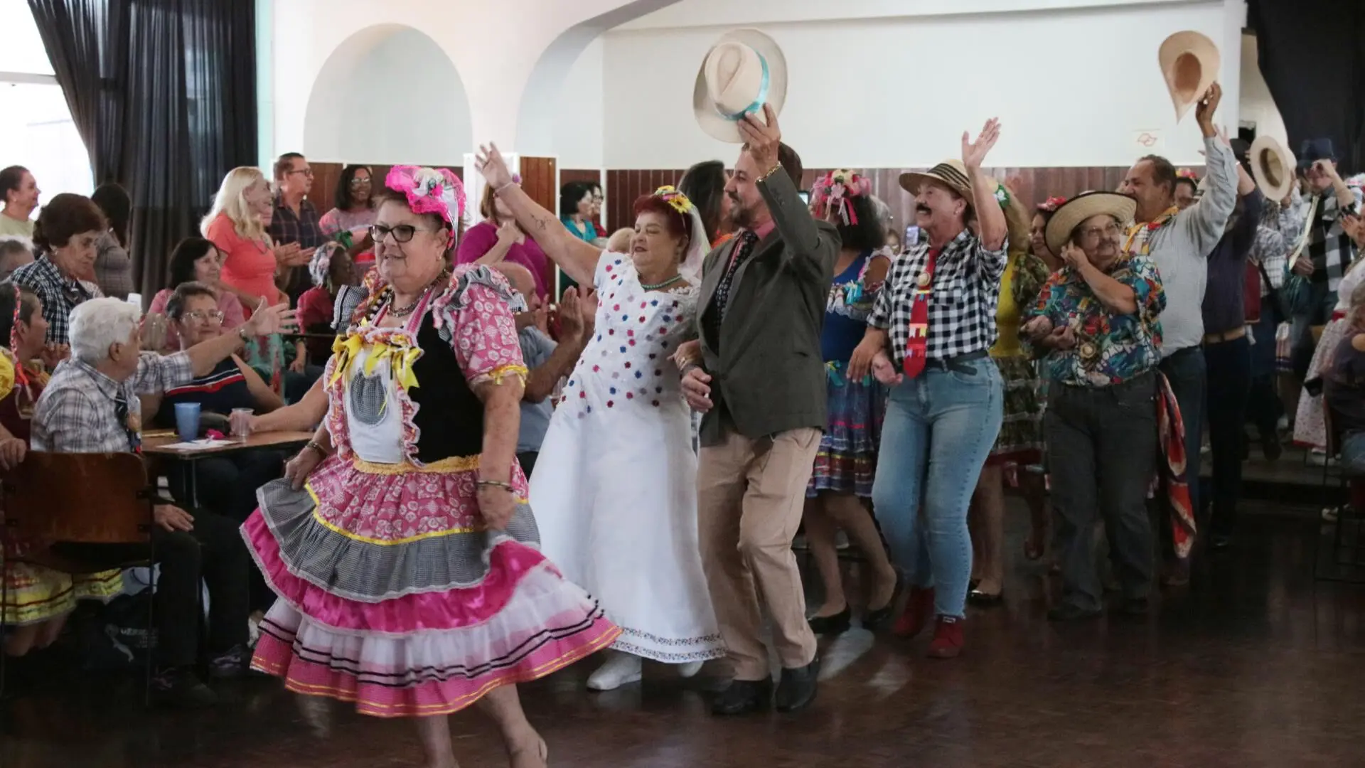 Festa-Caipira-reune-idosos-em-tarde-de-alegria-no-Gran-Sao-Joao