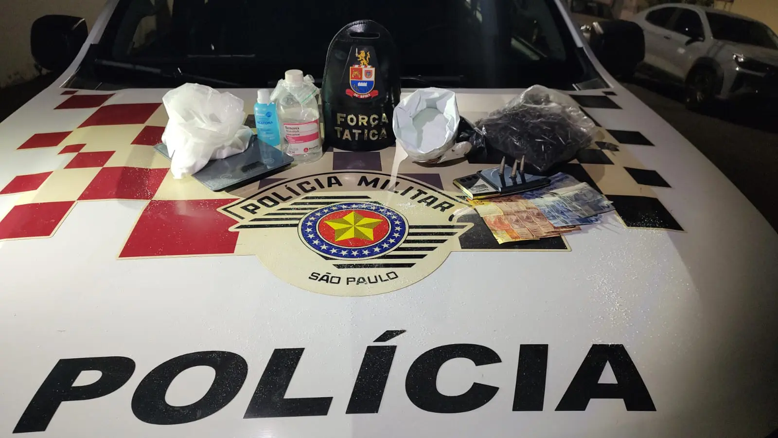 Força Tática encontra material para refino em casa no Jd. Olga Veroni