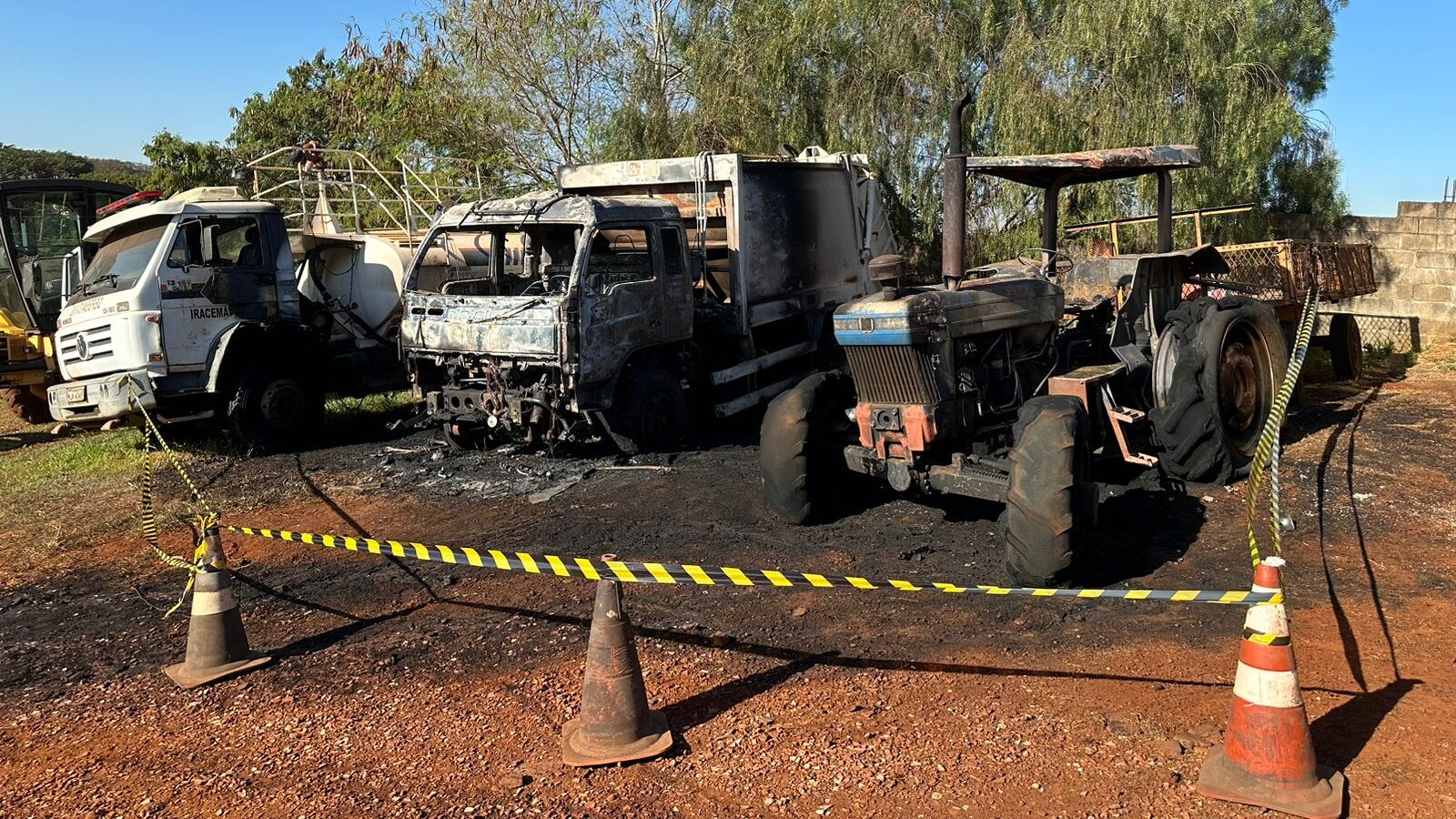 Incendio-destroi-caminhoes-trator-e-onibus-da-Prefeitura-de-Iracemapolis