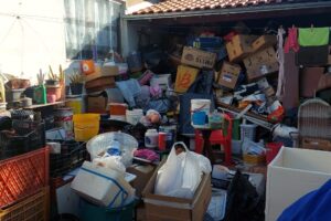 Limpeza-compulsoria-remove-dezenas-de-caixas-com-inserviveis-em-casa-no-Parque-das-Nacoes