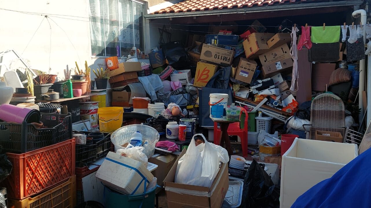 Limpeza-compulsoria-remove-dezenas-de-caixas-com-inserviveis-em-casa-no-Parque-das-Nacoes