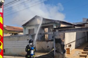 Mãe chora ao relatar que filho ateou fogo na casa dela, em Limeira