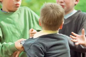 Menino-de-10-anos-e-agredido-com-chutes-e-socos-por-colegas-de-escola-em-Limeira