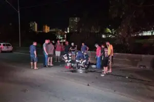 Motociclista morre após bater em biclicleta