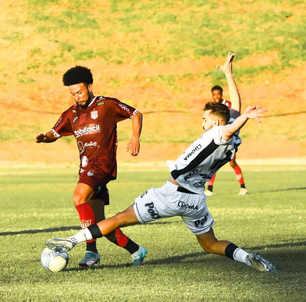 O-camisa-10-Albano-disputa-a-bola-com-o-jogador-do-Patrocinense