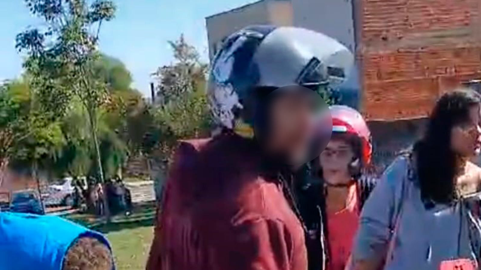 Pai de aluna que agrediu adolescente em porta de escola fala com a Educadora