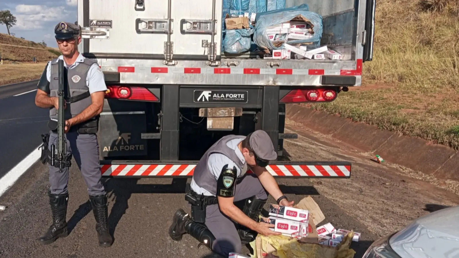 Policia-prende-homem-com-350-mil-macos-de-cigarros-contrabandeados-no-interior-de-SP