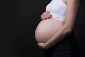 Projeto iguala tempo de licença-maternidade para mães em casos de parto de natimorto