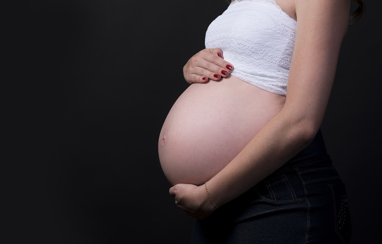 Projeto iguala tempo de licença-maternidade para mães em casos de parto de natimorto