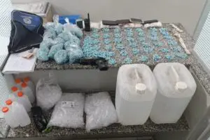 Quadrilha-e-presa-com-mais-de-3-kg-de-drogas-e-40-litros-de-lanca-perfume-em-Limeira