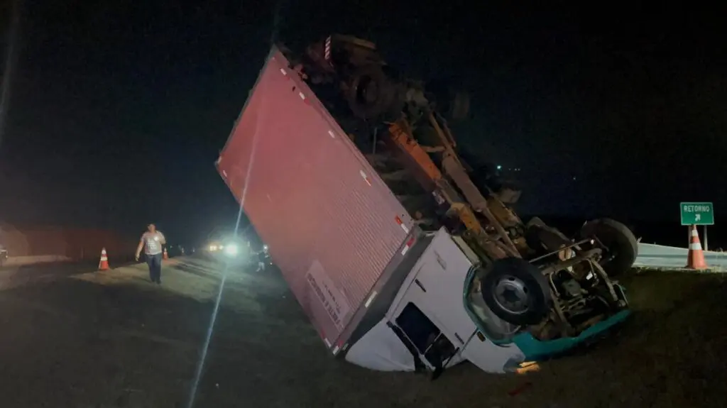 Acidente-na-Bandeirantes-entre-carro-e-caminhao-deixa-uma-pessoa-morta-2