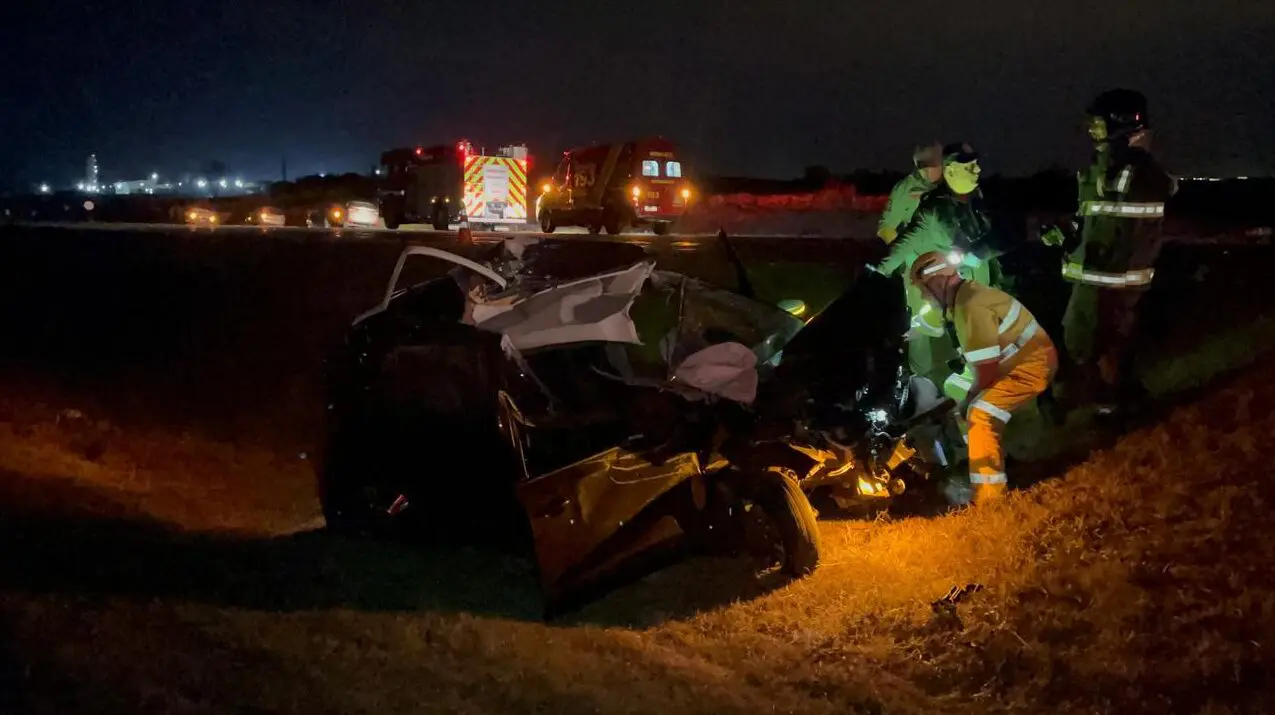 Acidente na Bandeirantes entre carro e caminhão deixa uma pessoa morta