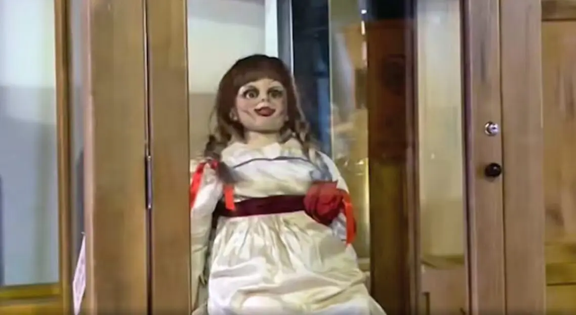 Anabelle usada em filmes queima em exposição da Warner que pegou fogo em SP