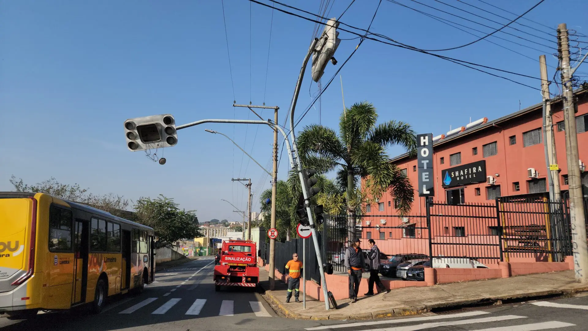 Caminhão enrosca em fiação e danifica semáforo no centro de Limeira