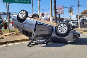 Carro-capota-na-rotatoria-da-Avenida-Laranjeiras3