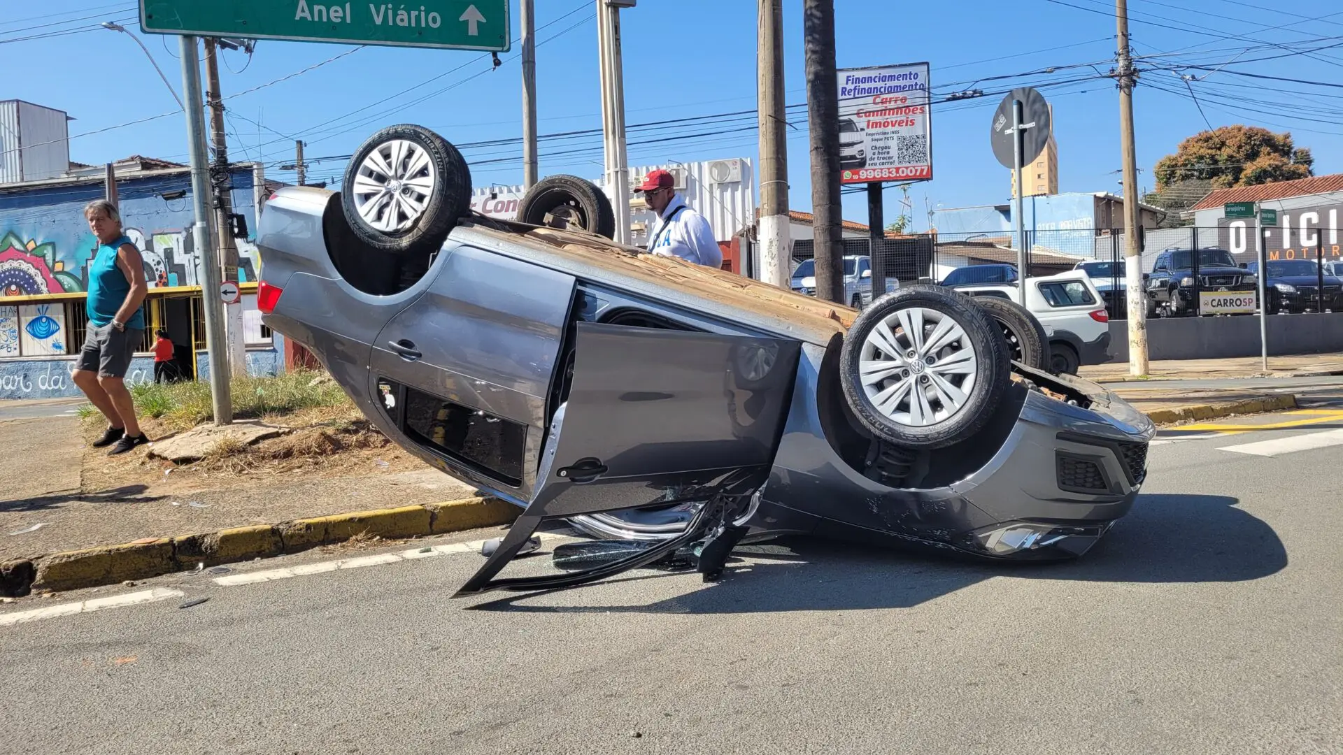 Carro-capota-na-rotatoria-da-Avenida-Laranjeiras3
