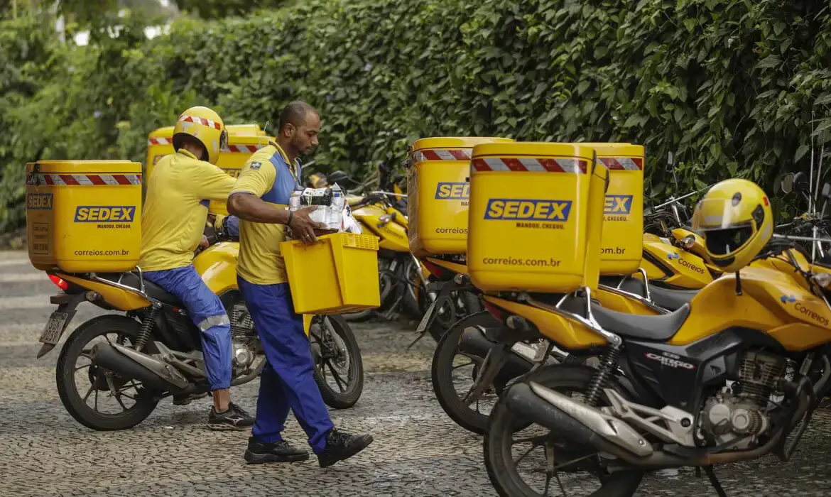 Correios-anunciam-concurso-para-contratar-32-mil-carteiros