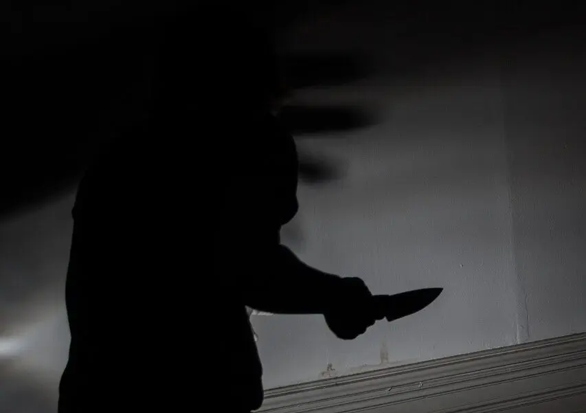 Homem é ameaçado com faca e perde celular e R$ 1000