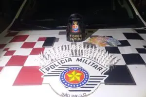 Jovem é flagrado traficando, tenta se esconder e termina preso, em Limeira