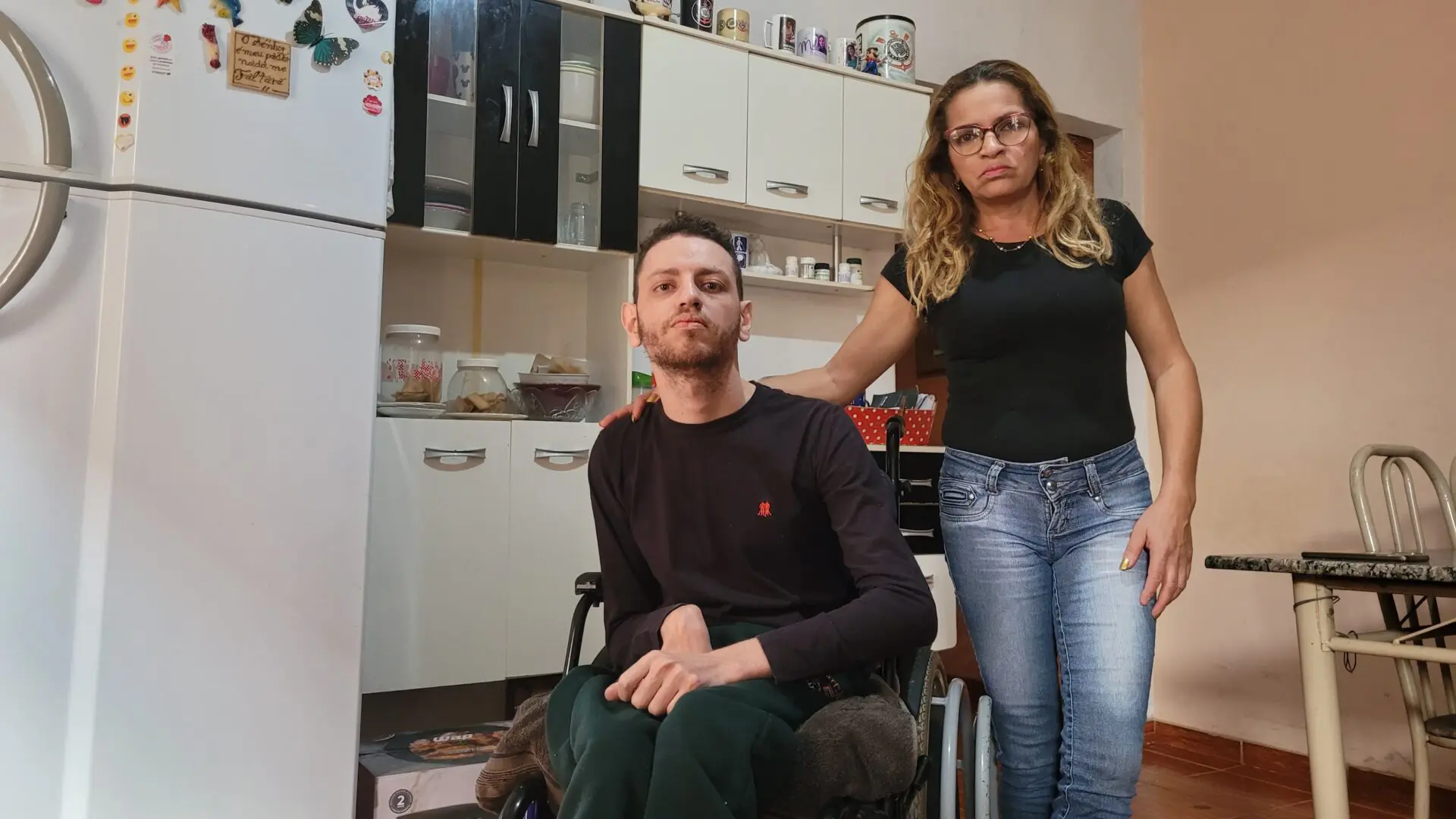 Mae-pede-ajuda-para-comprar-cadeira-de-rodas-eletrica-para-filho-com-paralisia-cerebral