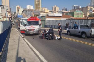 Motociclista fica ferido em acidente no viaduto Jânio Quadros