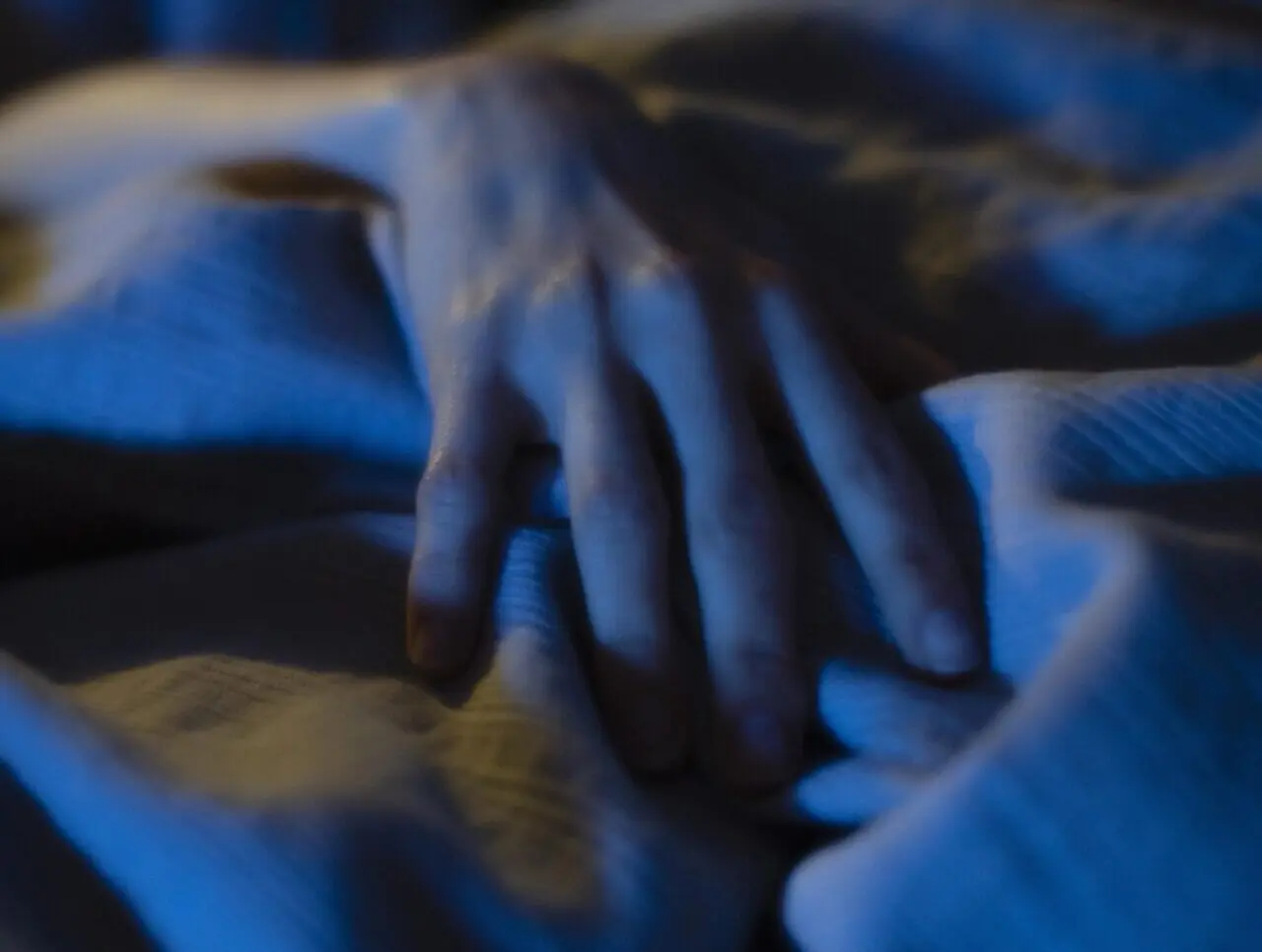 Motorista de ônibus é flagrado ‘em cima’ de adolescente e é preso