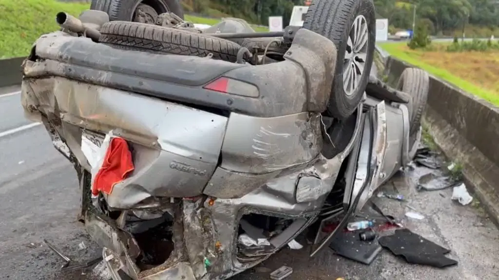 Dunga, ex-técnico da seleção brasileira, sofre acidente de carro