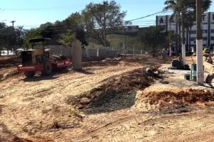 Obras-de-galerias-pluviais-interditam-entorno-do-Limeirao
