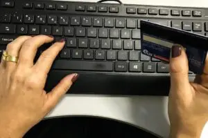 Varejistas-antecipam-taxacao-de-compras-de-ate-US-50-para-sabado