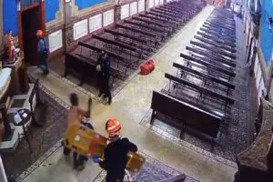 Video-mostra-homem-atacando-GCM-e-bombeiro-dentro-de-igreja
