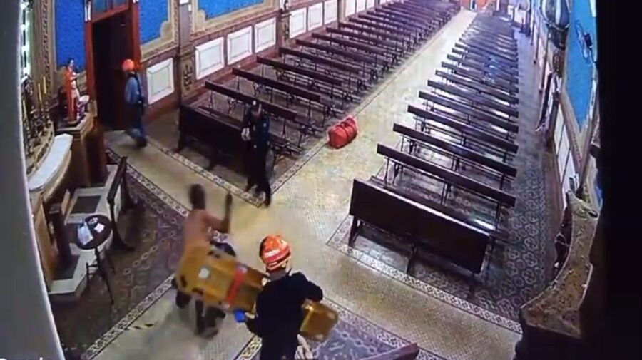 Video-mostra-homem-atacando-GCM-e-bombeiro-dentro-de-igreja
